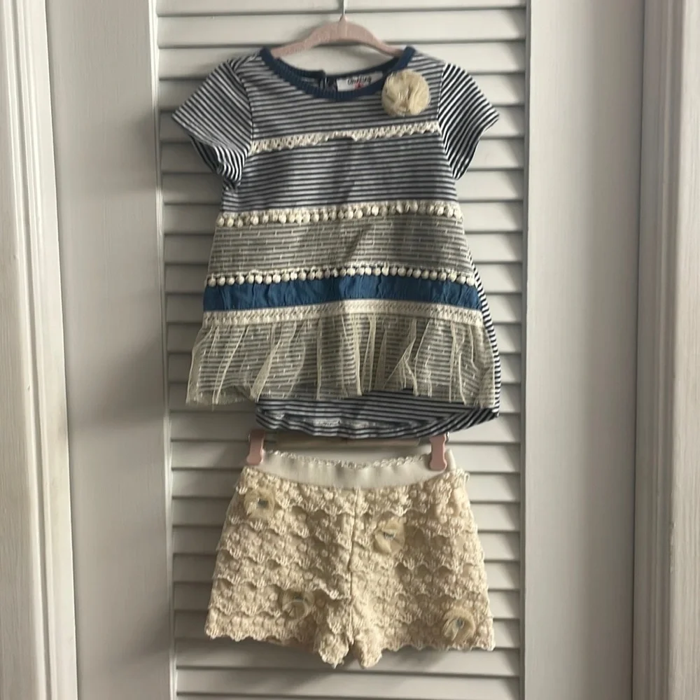 Counting Dasies Lace Shorts Set-24 Months. Excellent Like New. 3D Tulle Flowers.